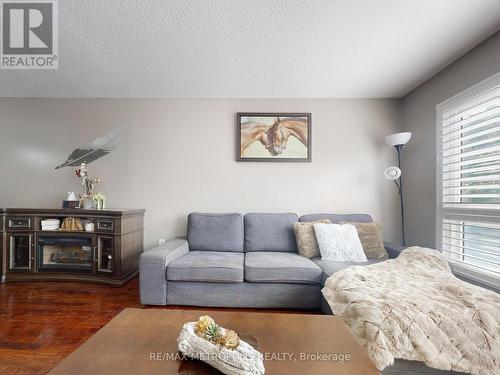 4040 - 44 Willows Lane, Ajax, ON - Indoor Photo Showing Living Room