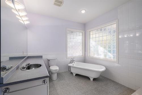 4323 Bedford Lane, Kelowna, BC - Indoor Photo Showing Bathroom