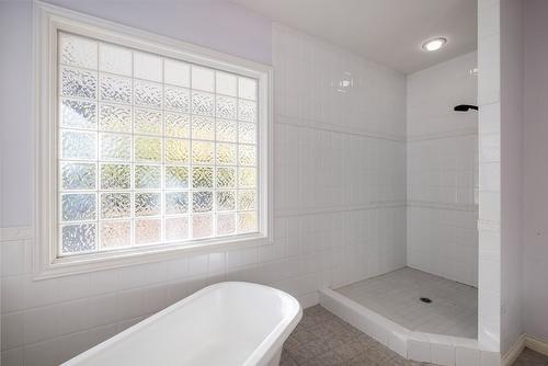4323 Bedford Lane, Kelowna, BC - Indoor Photo Showing Bathroom