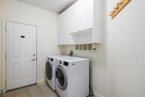 4323 Bedford Lane, Kelowna, BC - Indoor Photo Showing Laundry Room