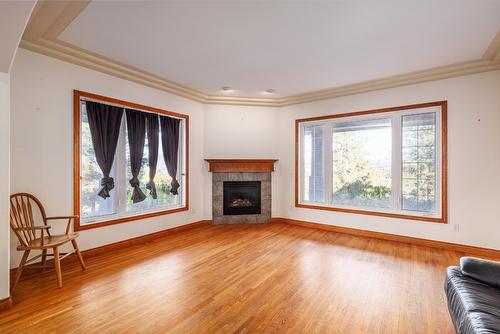 4323 Bedford Lane, Kelowna, BC - Indoor Photo Showing Living Room With Fireplace