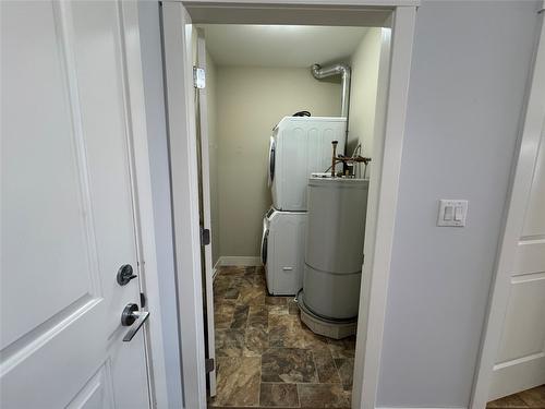 302-1701 Menzies Street, Merritt, BC - Indoor Photo Showing Laundry Room