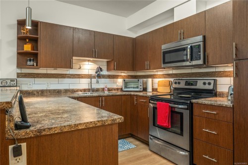 104-2111 Meredith Rd, Nanaimo, BC - Indoor Photo Showing Kitchen