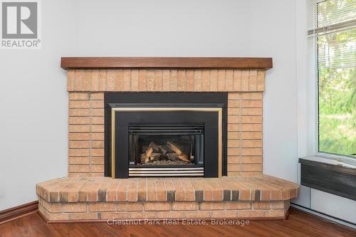 Cozy gas fireplace for winter nights - 97 - 18 Ramblings Way, Collingwood, ON - Indoor Photo Showing Living Room With Fireplace