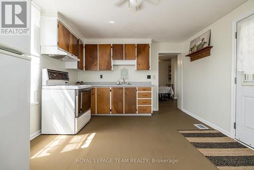 2106 Dunrobin Road, Ottawa, ON - Indoor Photo Showing Kitchen