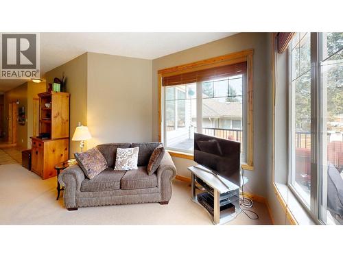 4886 Ridge Road, Radium Hot Springs, BC - Indoor Photo Showing Living Room