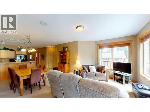 4886 Ridge Road, Radium Hot Springs, BC - Indoor Photo Showing Living Room