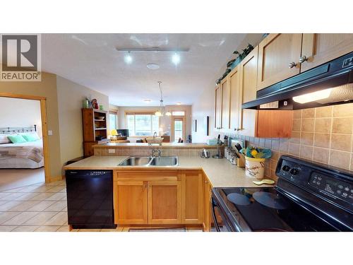 4886 Ridge Road, Radium Hot Springs, BC - Indoor Photo Showing Kitchen With Double Sink
