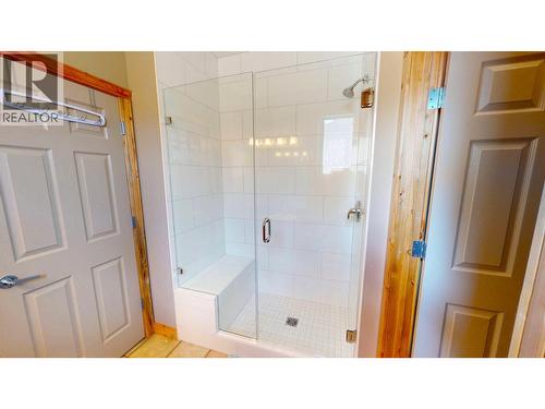 4886 Ridge Road, Radium Hot Springs, BC - Indoor Photo Showing Bathroom
