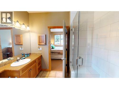 4886 Ridge Road, Radium Hot Springs, BC - Indoor Photo Showing Bathroom