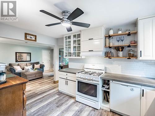 637 Artreva Crescent, Burlington, ON - Indoor Photo Showing Kitchen