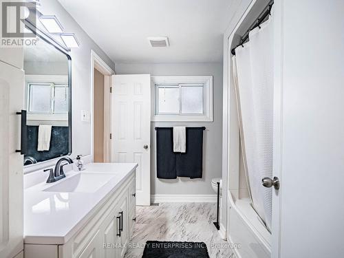 637 Artreva Crescent, Burlington, ON - Indoor Photo Showing Bathroom