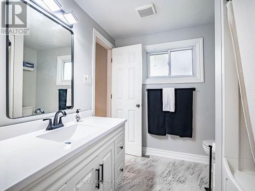 637 Artreva Crescent, Burlington, ON - Indoor Photo Showing Bathroom