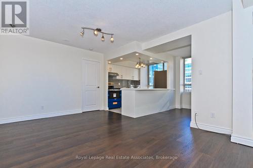 1923 - 633 Bay Street, Toronto, ON - Indoor Photo Showing Kitchen