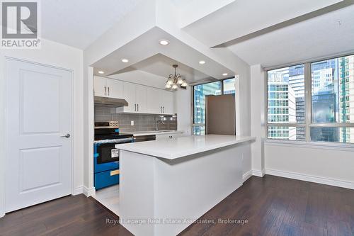 1923 - 633 Bay Street, Toronto, ON - Indoor Photo Showing Kitchen With Upgraded Kitchen
