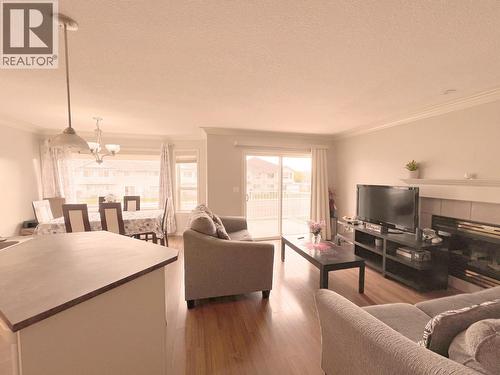 1945 Grasslands Boulevard Unit# 2, Kamloops, BC - Indoor Photo Showing Living Room With Fireplace