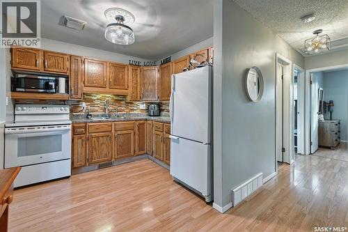 2149 Pasqua Street, Regina, SK - Indoor Photo Showing Kitchen