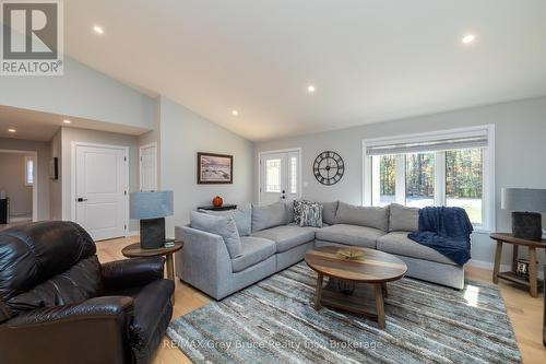 611 Sixth Street N, South Bruce Peninsula, ON - Indoor Photo Showing Living Room