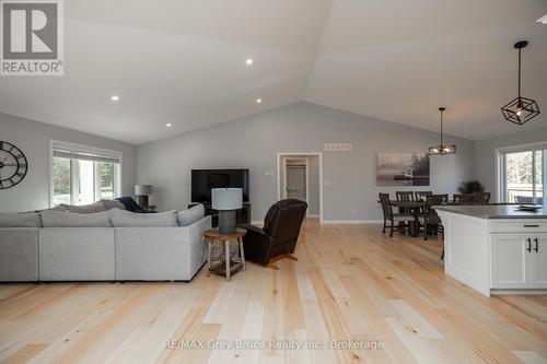 611 Sixth Street N, South Bruce Peninsula, ON - Indoor Photo Showing Living Room