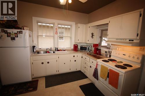 515 1St Street E, Shaunavon, SK - Indoor Photo Showing Kitchen With Double Sink