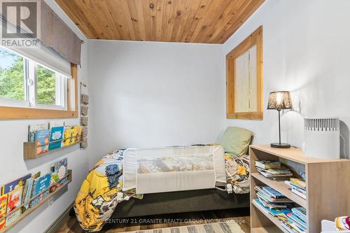 1140 Regal Trail, Highlands East (Cardiff Ward), ON - Indoor Photo Showing Bedroom