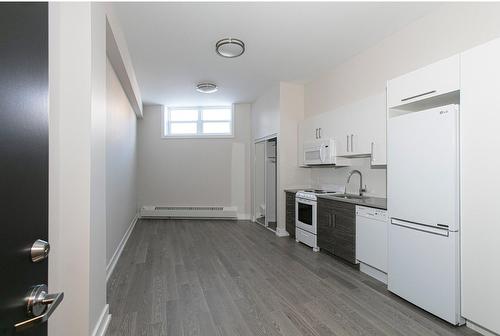 Garçonnière - B2-6878 Rue Sherbrooke O., Montréal (Côte-Des-Neiges/Notre-Dame-De-Grâce), QC - Indoor Photo Showing Kitchen