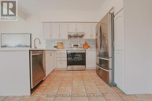 550 Greig Circle, Newmarket, ON - Indoor Photo Showing Kitchen With Upgraded Kitchen