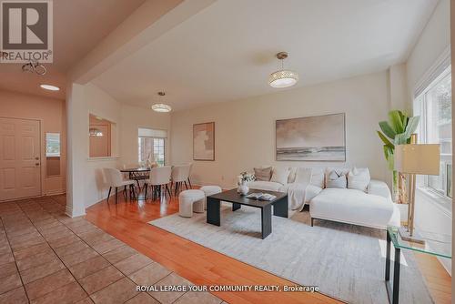 550 Greig Circle, Newmarket, ON - Indoor Photo Showing Living Room