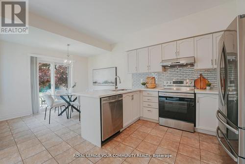550 Greig Circle, Newmarket, ON - Indoor Photo Showing Kitchen