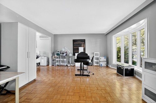 Salon - 19470 Boul. Elkas, Kirkland, QC - Indoor