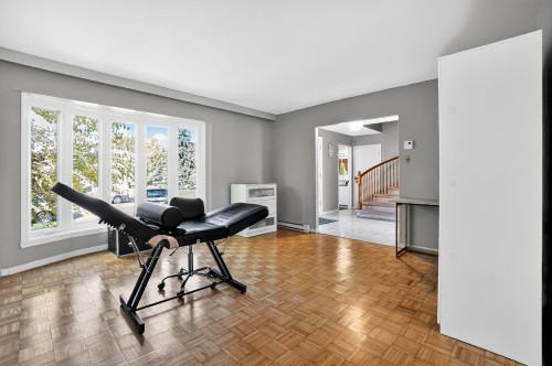 Salon - 19470 Boul. Elkas, Kirkland, QC - Indoor