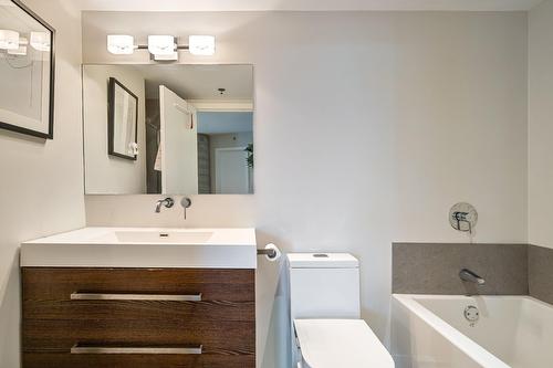 Bathroom - 301-252 Rue Gordon, Montréal (Verdun/Île-Des-Soeurs), QC - Indoor Photo Showing Bathroom