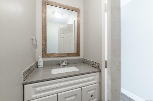 644 Nova St, Nanaimo, BC - Indoor Photo Showing Bathroom