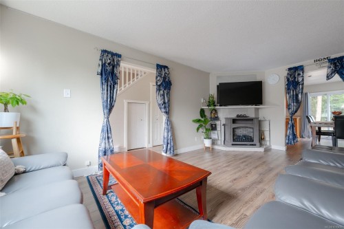 644 Nova St, Nanaimo, BC - Indoor Photo Showing Living Room With Fireplace