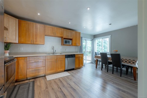 644 Nova St, Nanaimo, BC - Indoor Photo Showing Kitchen With Double Sink