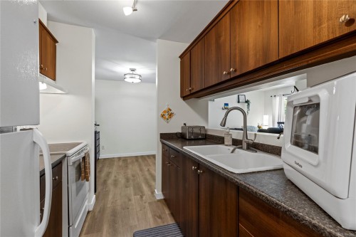 204-4971 Songbird Pl, Nanaimo, BC - Indoor Photo Showing Kitchen