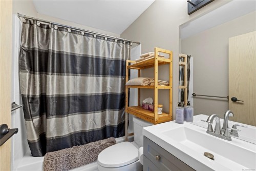 204-4971 Songbird Pl, Nanaimo, BC - Indoor Photo Showing Bathroom
