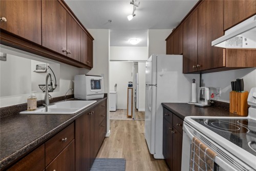 204-4971 Songbird Pl, Nanaimo, BC - Indoor Photo Showing Kitchen With Double Sink