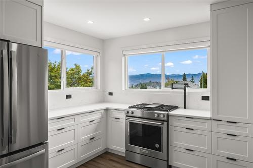 2336 Shannon Woods Drive, West Kelowna, BC - Indoor Photo Showing Kitchen