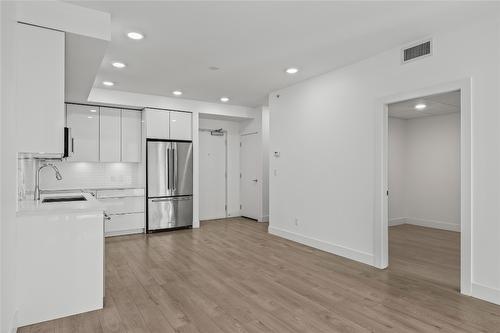 1107-1232 Ellis Street, Kelowna, BC - Indoor Photo Showing Kitchen