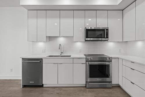 1107-1232 Ellis Street, Kelowna, BC - Indoor Photo Showing Kitchen With Double Sink With Upgraded Kitchen