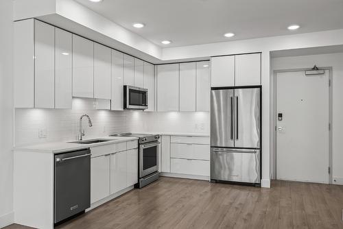 1107-1232 Ellis Street, Kelowna, BC - Indoor Photo Showing Kitchen With Upgraded Kitchen