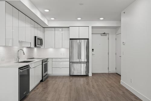 1107-1232 Ellis Street, Kelowna, BC - Indoor Photo Showing Kitchen With Upgraded Kitchen