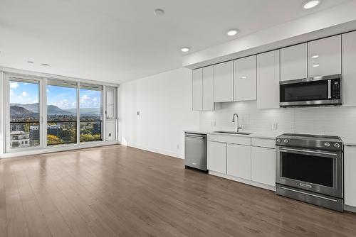 1107-1232 Ellis Street, Kelowna, BC - Indoor Photo Showing Kitchen With Upgraded Kitchen