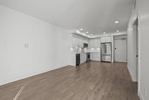 1107-1232 Ellis Street, Kelowna, BC - Indoor Photo Showing Kitchen