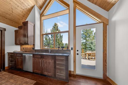 2557 Ledgerock Ridge, Invermere, BC - Indoor Photo Showing Kitchen