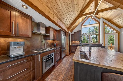 2557 Ledgerock Ridge, Invermere, BC - Indoor Photo Showing Kitchen