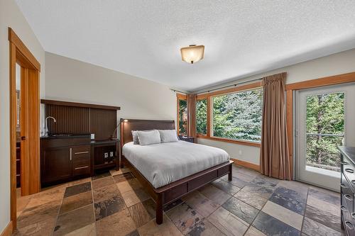 2557 Ledgerock Ridge, Invermere, BC - Indoor Photo Showing Bedroom