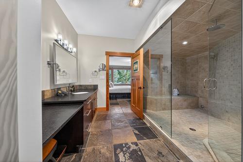 2557 Ledgerock Ridge, Invermere, BC - Indoor Photo Showing Bathroom