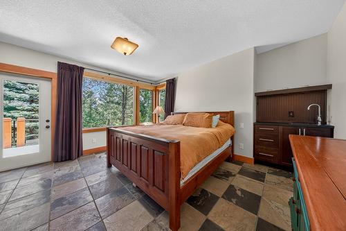 2557 Ledgerock Ridge, Invermere, BC - Indoor Photo Showing Bedroom